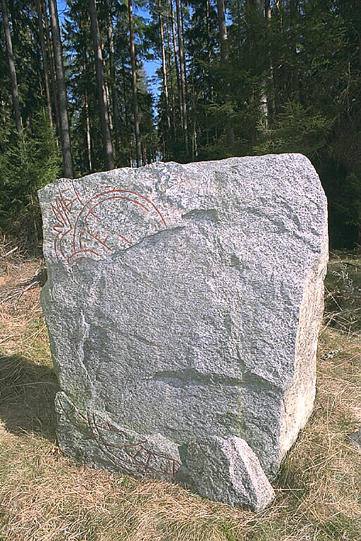 Runes written on runsten, blågrå grovkornig granit. Date: V